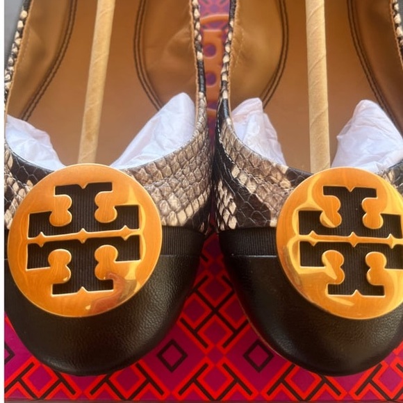 Snake skinned printed leather with TB logo - Picture 6 of 8